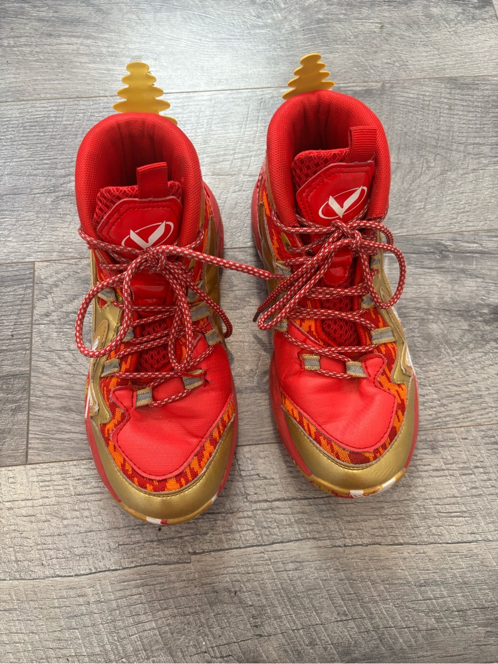 Vitike Kids Red basketball Sneakers with Gold Accents - Logo